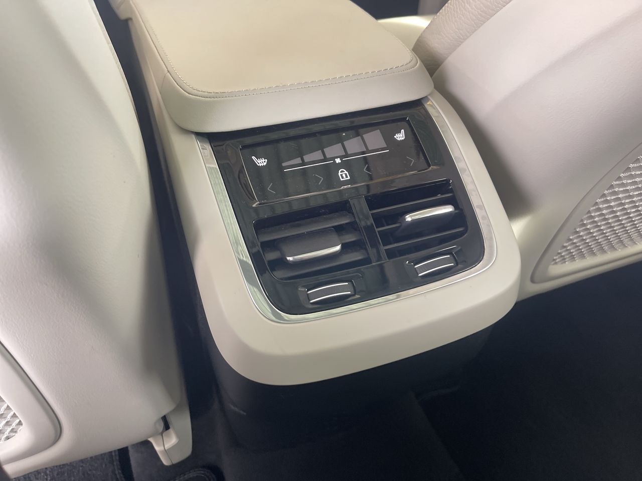 2023 Volvo XC90 Plus